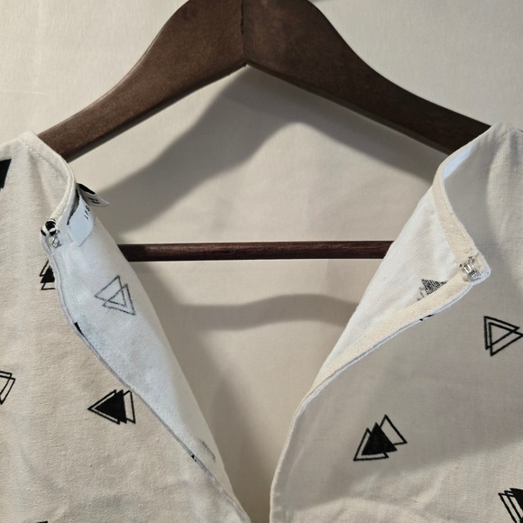 Lush White Black Geometric Triangle Print V Neck Button Snap Short Romper S - Picture 9 of 9